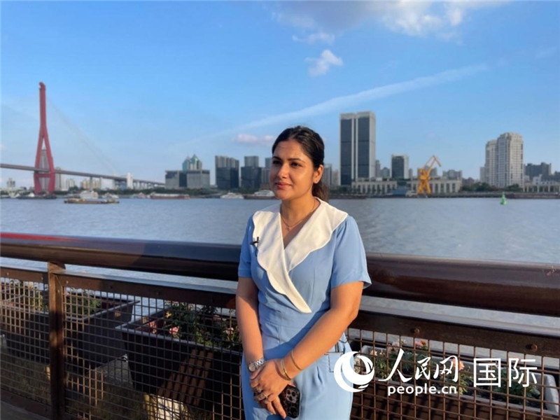 孟加拉國Channel24電視頻道主持人伊斯拉特·阿敏在上海市楊浦濱江接受采訪。 人民網(wǎng)記者 張榮攝