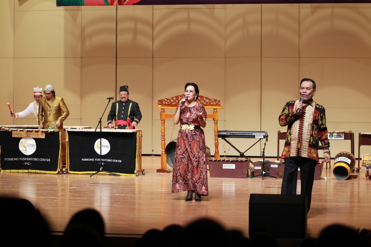 印尼駐華大使周浩黎及夫人艾茜薇演唱中文歌曲《月亮代表我的心》。印尼駐華大使館供圖