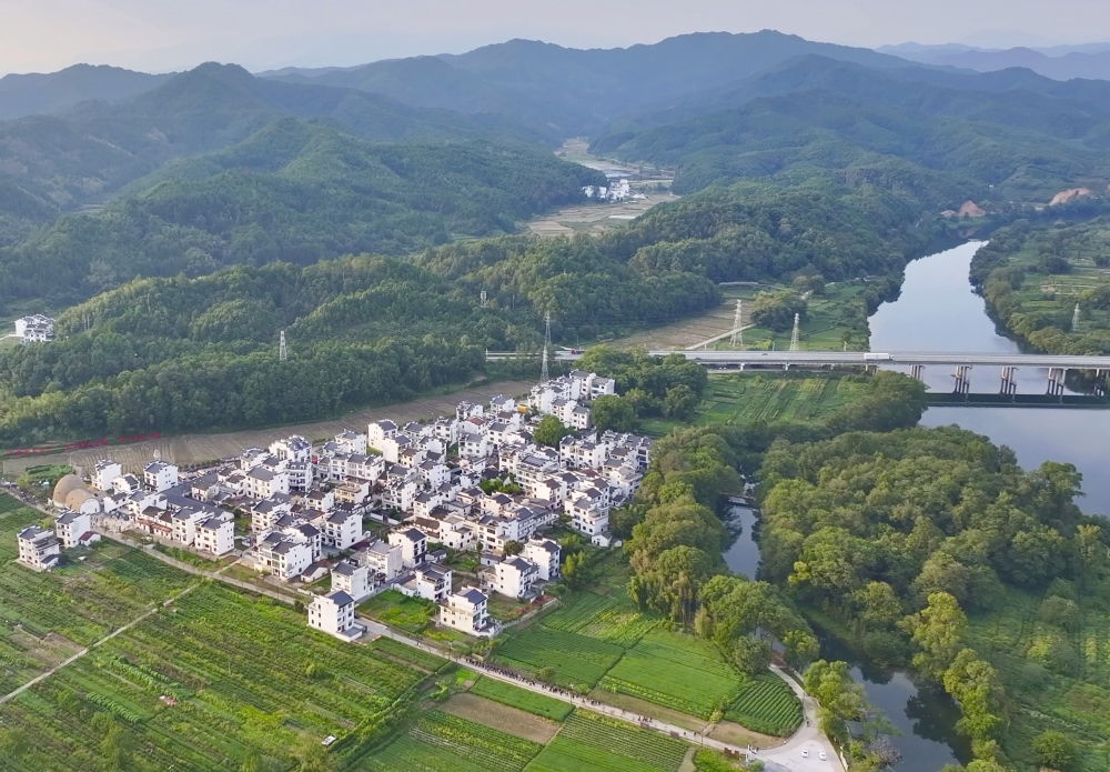 俯瞰婺源縣王村石門自然村（2023年10月11日攝）。