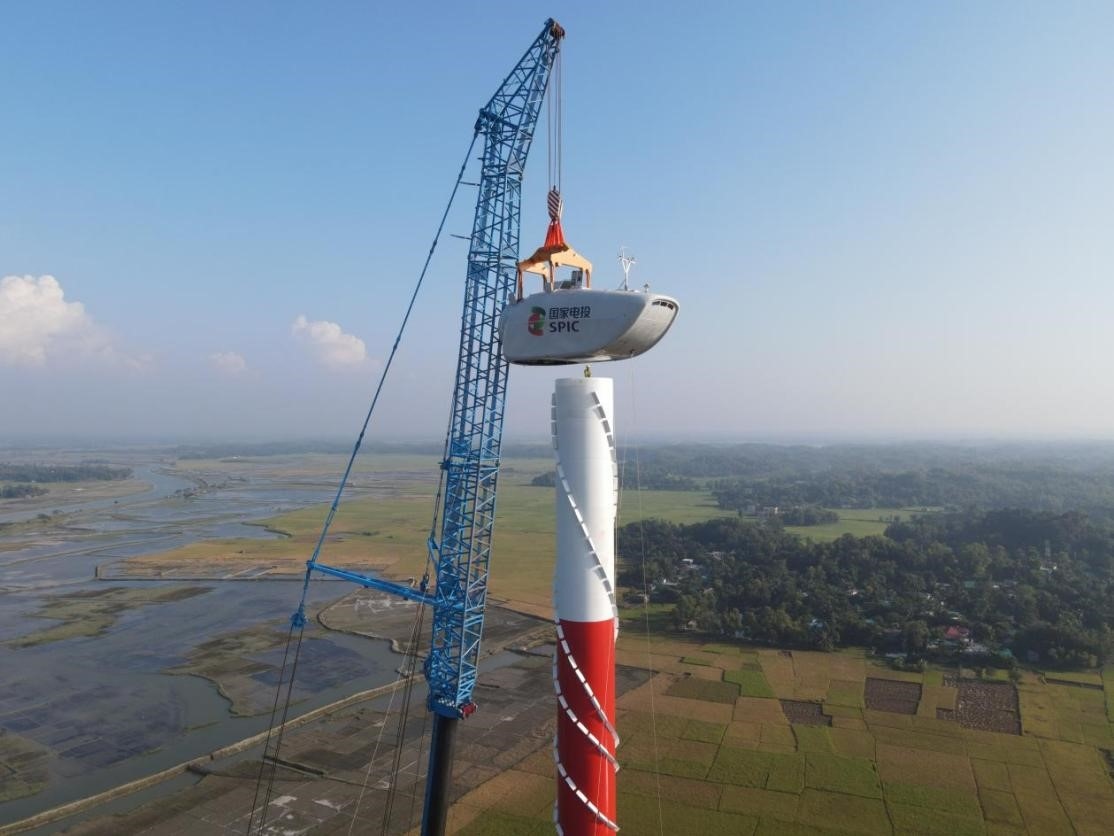 孟加拉國科巴風(fēng)電項(xiàng)目首臺風(fēng)機(jī)吊裝。國家電投供圖