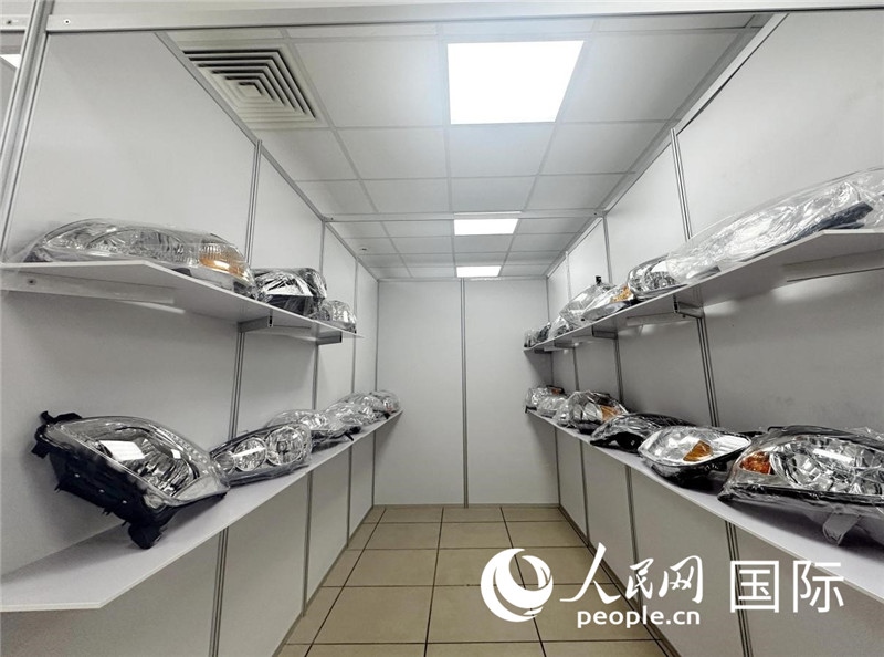 在位于莫斯科格林伍德國際貿易中心的浙江寧波優(yōu)質商品展銷中心內，展示著來自浙江寧波慈溪市的汽車配件樣品。人民網(wǎng)記者 申佳平攝