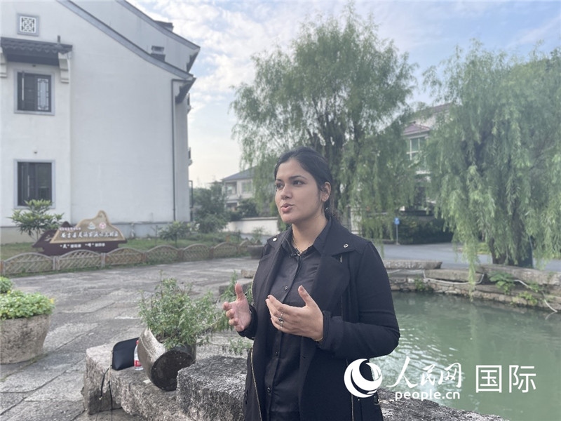 孟加拉國Channel 24電視頻道主持人伊斯拉特·阿敏在安吉接受記者采訪。人民網(wǎng)記者 張榮攝