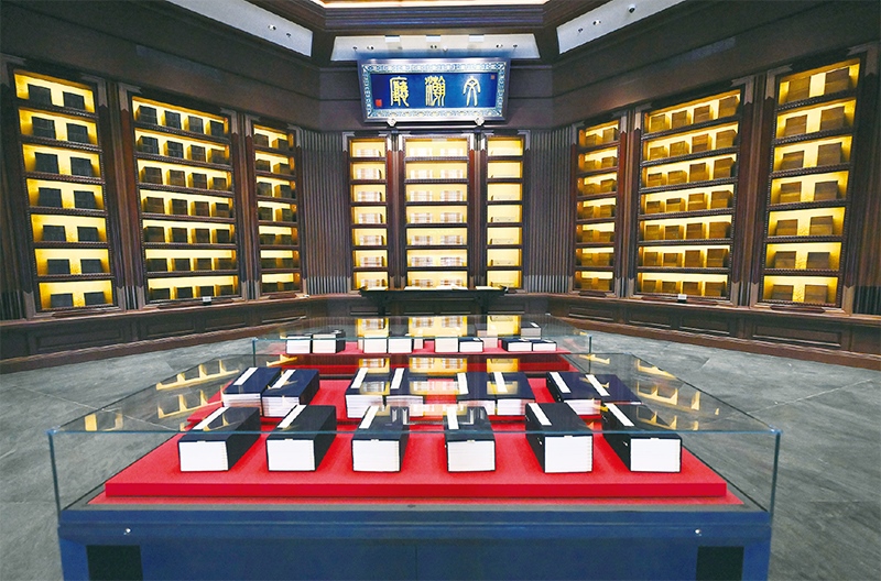 建設(shè)中國(guó)國(guó)家版本館，是以習(xí)近平同志為核心的黨中央作出的重大決策，是文明大國(guó)建設(shè)的基礎(chǔ)工程，是功在當(dāng)代、利在千秋的標(biāo)志性文化工程，充分體現(xiàn)了我們黨傳承發(fā)展中華文化的高度自覺(jué)、汲取歷史智慧更好走向未來(lái)的歷史主動(dòng)。圖為2023年5月拍攝的中國(guó)國(guó)家版本館中央總館文瀚廳。 新華社發(fā)
