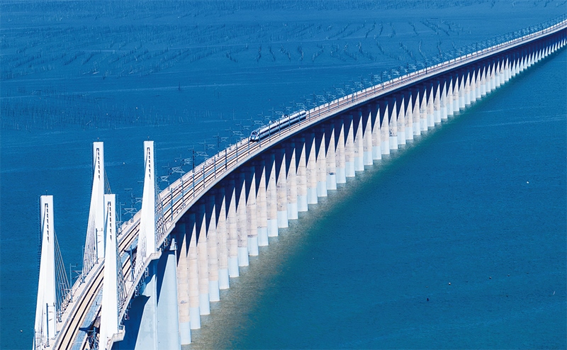 2023年9月28日，中國(guó)首條時(shí)速350公里跨海高鐵——福廈高鐵正式開(kāi)通運(yùn)營(yíng)。圖為一列運(yùn)行試驗(yàn)車組駛過(guò)福廈高鐵湄洲灣跨海大橋（9月19日攝，無(wú)人機(jī)照片）。 新華社記者 魏培全/攝