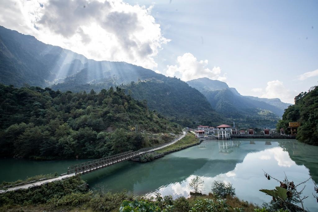 這是2022年11月8日拍攝的尼泊爾上馬相迪A水電站大壩。上馬相迪A水電站位于尼泊爾西部勒姆宗縣，2013年1月開工建設(shè)，2017年1月1日投入商業(yè)運(yùn)營。該水電站投入運(yùn)營以來，極大緩解了尼泊爾電力緊缺局面。新華社發(fā)（哈里·馬哈爾詹 攝）