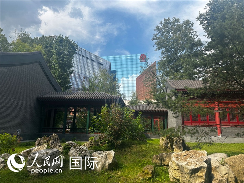 莫斯科中國(guó)貿(mào)易中心的中式園林“華銘園”一角。人民網(wǎng)記者 申佳平攝