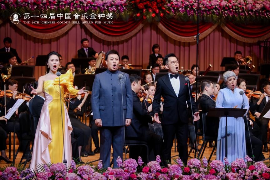 龔爽（左一）、呂繼宏（左二）、石倚潔（右二）、迪里拜爾（右一）四位藝術(shù)家領(lǐng)唱《領(lǐng)航》。主辦方供圖