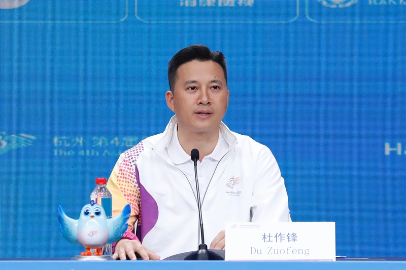 杭州亞殘運(yùn)會(huì)火炬?zhèn)鬟f指揮中心副指揮長(zhǎng)杜作鋒介紹火炬?zhèn)鬟f工作安排。杭州亞殘組委供圖