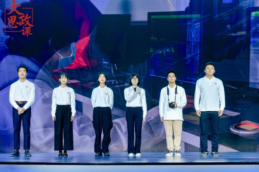 四川大學(xué)三星堆遺址考古隊(duì)隊(duì)長(zhǎng)、考古文博學(xué)院教授黎海超和四川大學(xué)三星堆遺址考古隊(duì)隊(duì)員們
