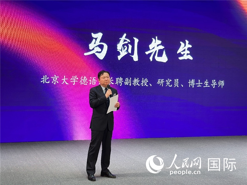 北京大學(xué)德語(yǔ)系長(zhǎng)聘副教授馬劍點(diǎn)評(píng)學(xué)生表現(xiàn)。（攝影：張麗鷗）