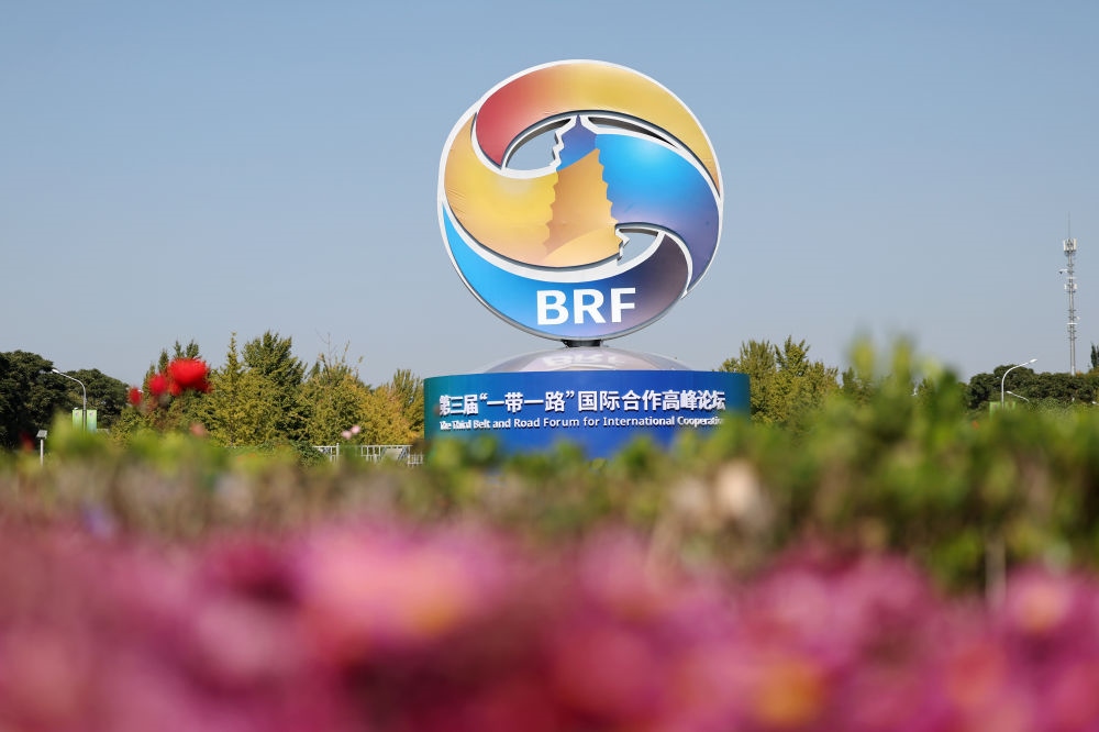 這是在北京市北土城路附近拍攝的“一帶一路”國(guó)際合作高峰論壇景觀布置（2023年10月16日攝）。