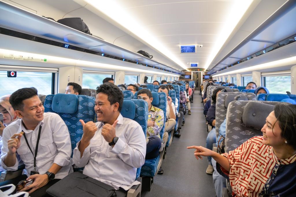 10月17日，乘客在行駛中的雅萬高鐵高速動(dòng)車組列車車廂內(nèi)交談。