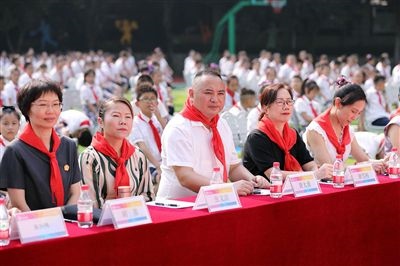 圖②：全國(guó)人大代表與朵力小學(xué)學(xué)生一起聽(tīng)課。