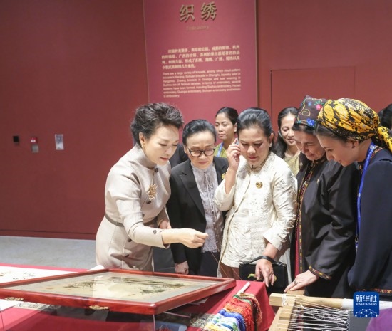  10月18日上午，國(guó)家主席習(xí)近平夫人彭麗媛邀請(qǐng)出席第三屆“一帶一路”國(guó)際合作高峰論壇的外方領(lǐng)導(dǎo)人夫人參觀中國(guó)工藝美術(shù)館（中國(guó)非物質(zhì)文化遺產(chǎn)館）。這是彭麗媛同外方領(lǐng)導(dǎo)人夫人觀看刺繡。新華社記者 殷博古 攝