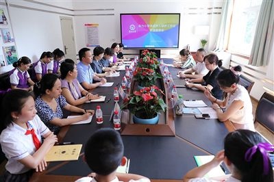 圖⑤：法治宣講結(jié)束后，重慶五中院組織召開(kāi)座談會(huì)，聽(tīng)取人大代表和朵力小學(xué)教師、家長(zhǎng)代表對(duì)法院未成年人保護(hù)工作的意見(jiàn)建議。
