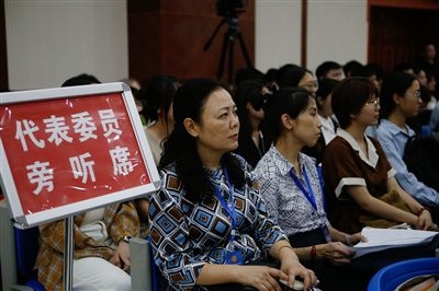 圖④：重慶五中院在西南政法大學(xué)開(kāi)庭審理一起執(zhí)行異議之訴二審案，重慶市人大代表張濤（左一）、周藝梅（左二）和學(xué)生一起觀摩庭審。
