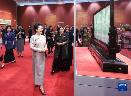  10月18日上午，國(guó)家主席習(xí)近平夫人彭麗媛邀請(qǐng)出席第三屆“一帶一路”國(guó)際合作高峰論壇的外方領(lǐng)導(dǎo)人夫人參觀中國(guó)工藝美術(shù)館（中國(guó)非物質(zhì)文化遺產(chǎn)館）。這是彭麗媛同外方領(lǐng)導(dǎo)人夫人參觀展品。新華社記者 丁林 攝
