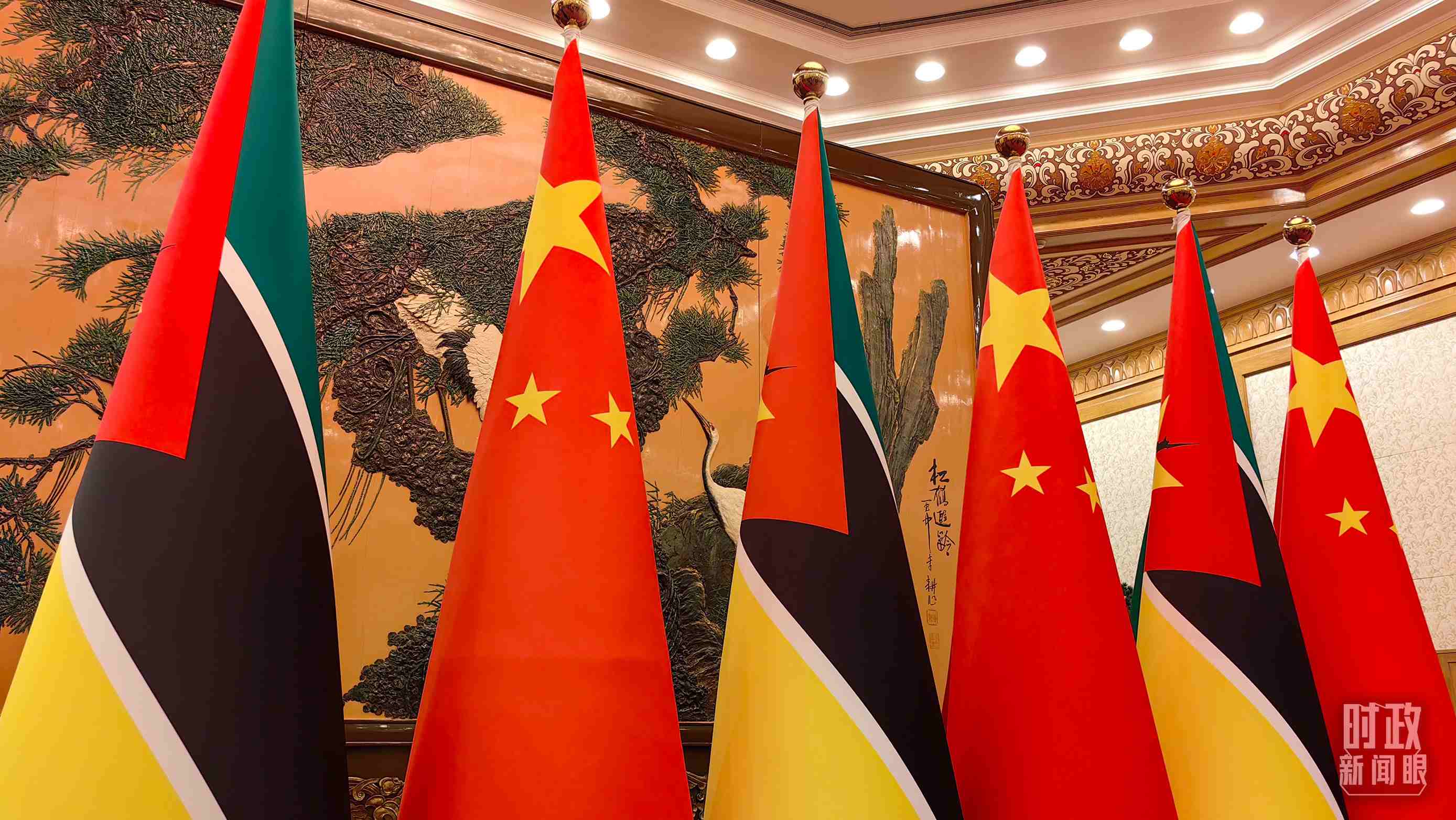 △會見現(xiàn)場，中國、莫桑比克兩國國旗。（總臺央廣記者潘毅拍攝）