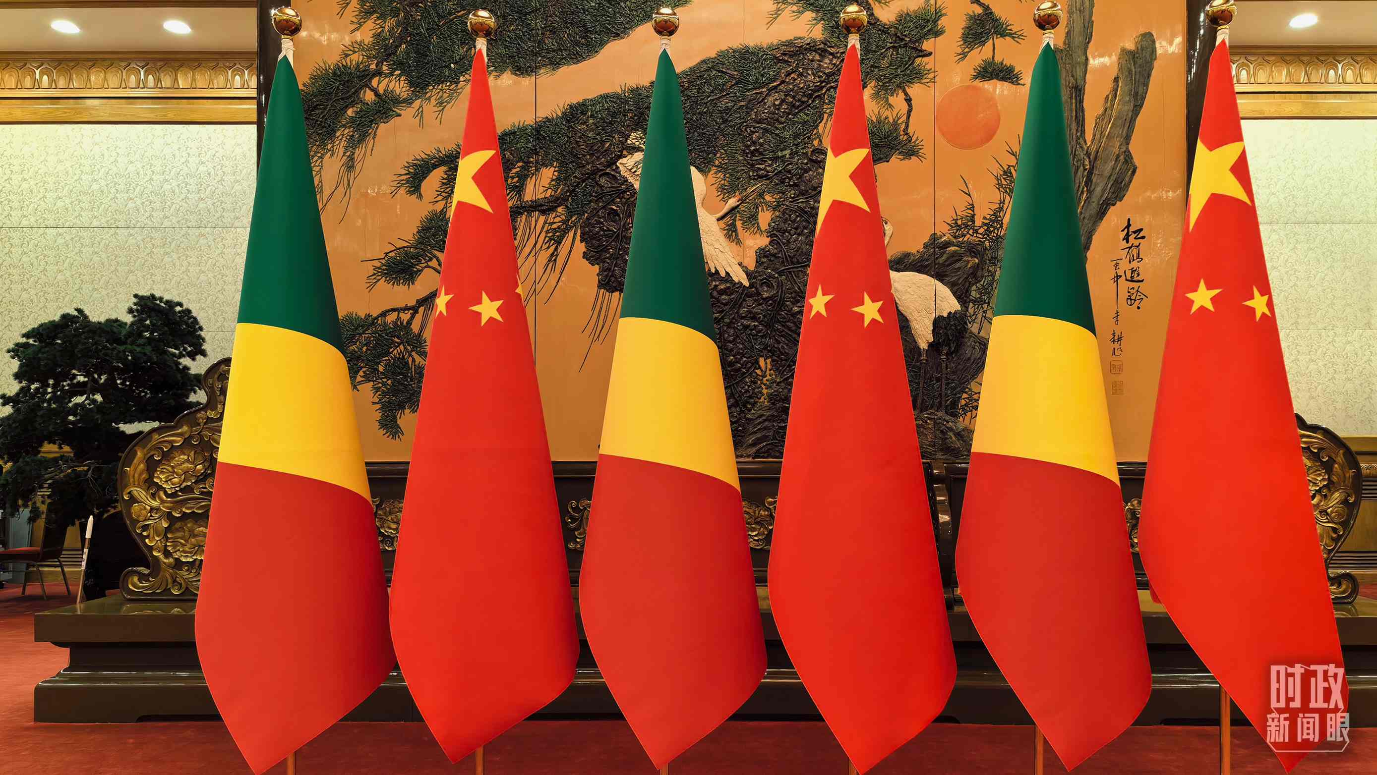△會見現(xiàn)場的中國、剛果（布）兩國國旗。（總臺央視記者陸泓宇拍攝）