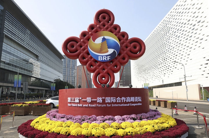 這是在北京國(guó)家會(huì)議中心附近拍攝的“一帶一路”國(guó)際合作高峰論壇景觀布置（10月17日攝）。新華社記者 陳斌 攝