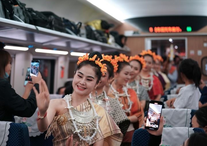 老撾工作人員在中老鐵路上開行的D887次國(guó)際旅客列車上表演（4月13日攝）。新華社記者 邢廣利 攝