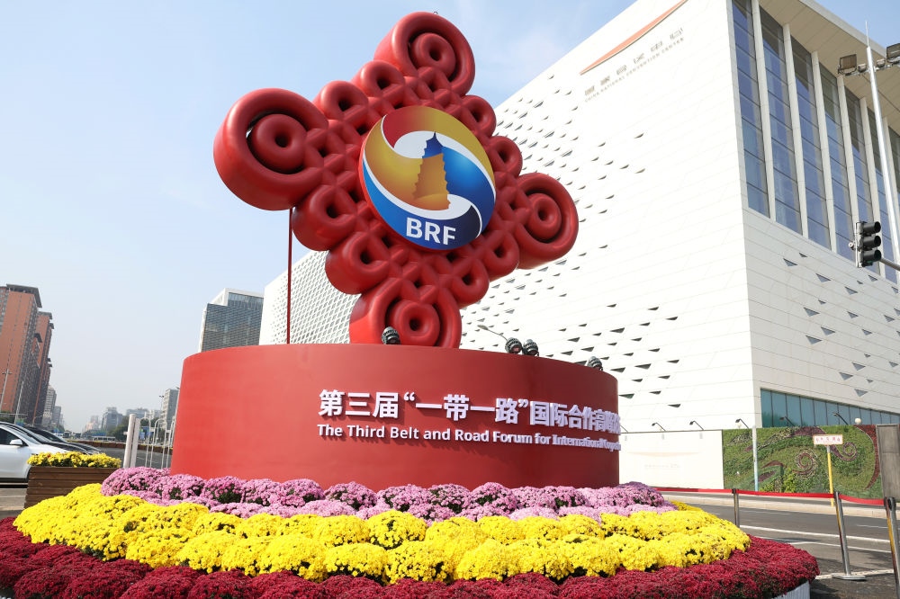 這是在北京國(guó)家會(huì)議中心附近拍攝的“一帶一路”國(guó)際合作高峰論壇景觀布置（2023年10月17日攝）。新華社記者 陳斌 攝