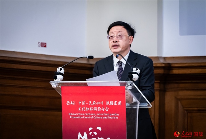 四川省文化和旅游廳廳長戴允康作文化旅游推介。人民網(wǎng) 郭錦標(biāo)攝