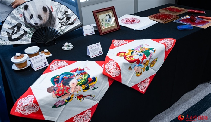 活動(dòng)現(xiàn)場的現(xiàn)場文創(chuàng)展、互動(dòng)體驗(yàn)區(qū)、非遺區(qū)展示。人民網(wǎng) 郭錦標(biāo)攝