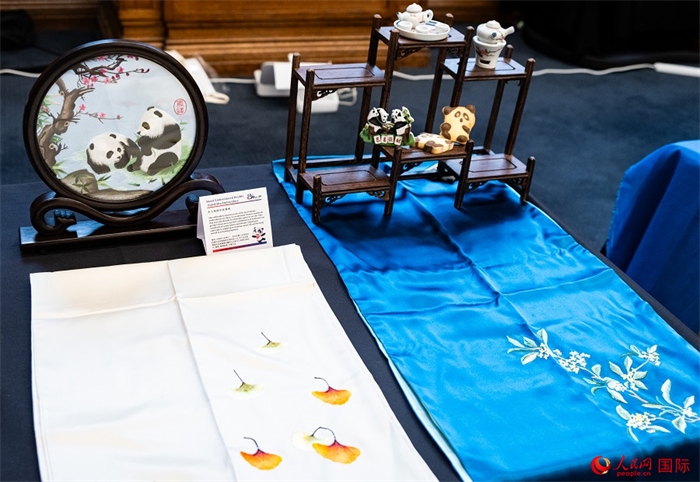 活動(dòng)現(xiàn)場的現(xiàn)場文創(chuàng)展、互動(dòng)體驗(yàn)區(qū)、非遺區(qū)展示。人民網(wǎng) 郭錦標(biāo)攝