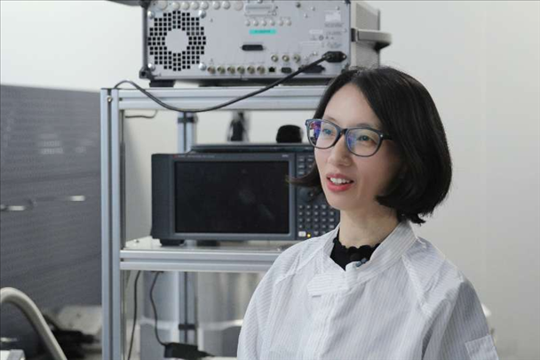 李婧在中國科學(xué)院紫金山天文臺毫米波和亞毫米波技術(shù)實(shí)驗(yàn)室。（受訪者供圖）