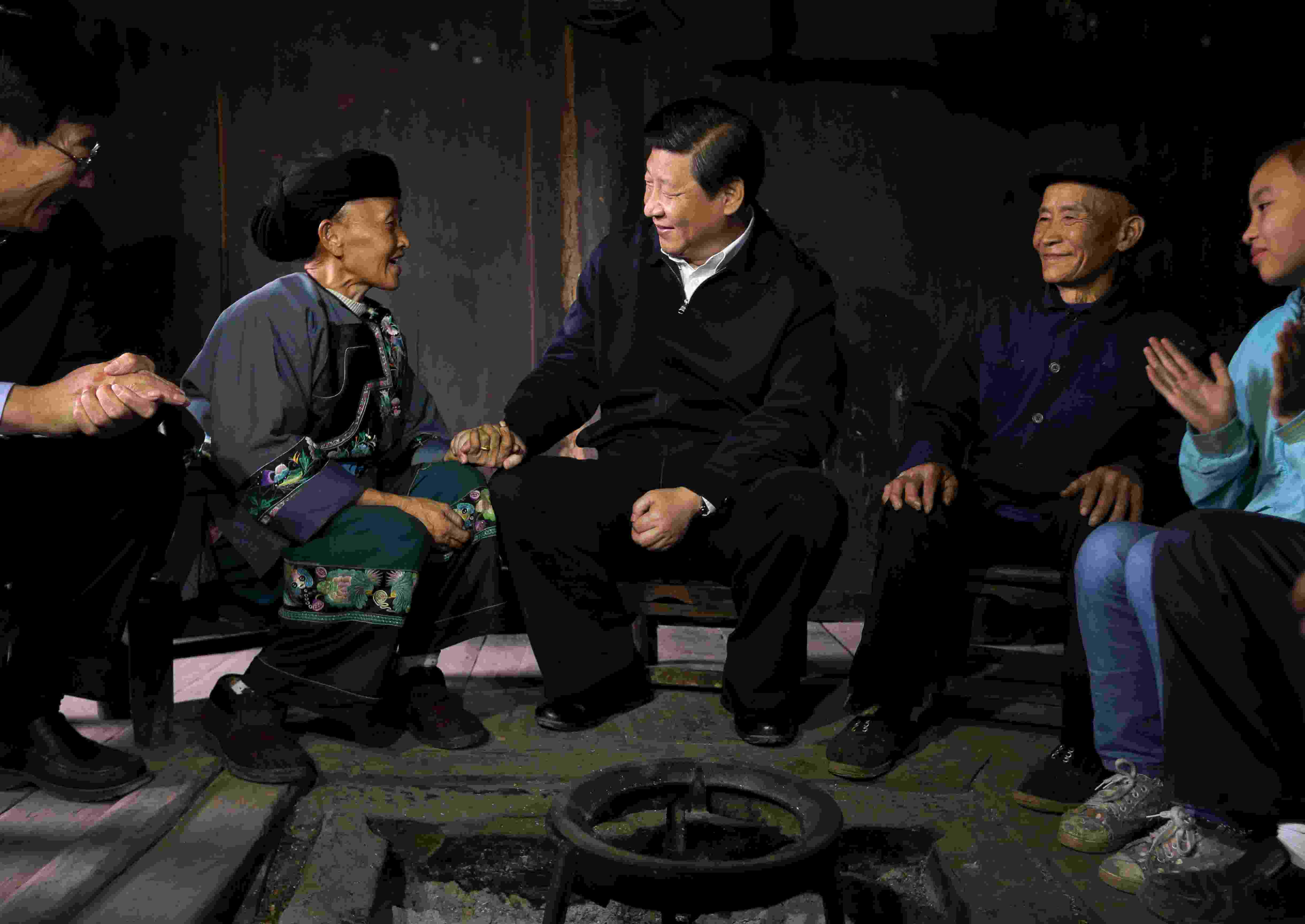 2013年11月3日，習(xí)近平在湖南花垣縣十八洞村，與石拔三老人握手交談。