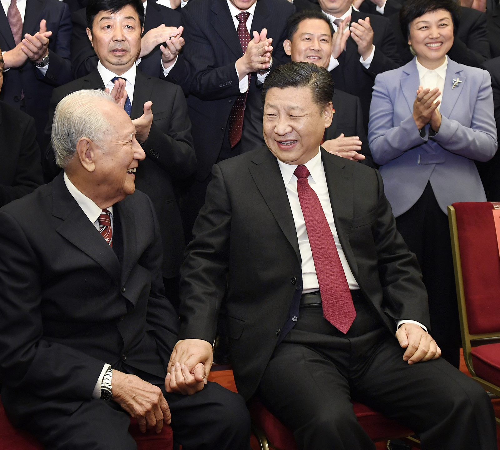 2017年11月17日，全國(guó)精神文明建設(shè)表彰大會(huì)在北京人民大會(huì)堂舉行。圖為習(xí)近平邀請(qǐng)黃旭華代表坐在自己身邊合影。