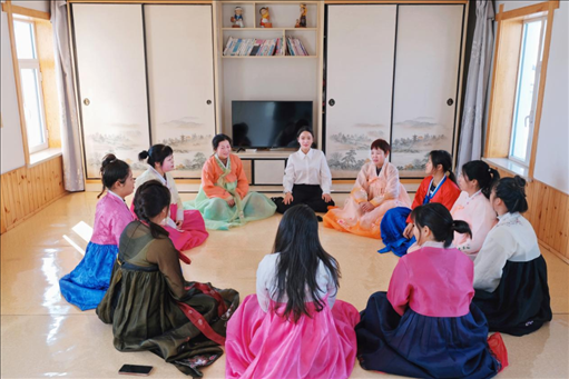 2023年6月，楊麗娜（后中）對擔(dān)任民宿管家的光東村村民們進(jìn)行標(biāo)準(zhǔn)化培訓(xùn)。（新華社記者金津秀攝）
