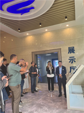 （在文瀾智谷中試產(chǎn)業(yè)基地，中外記者深入了解科技轉(zhuǎn)化情況 趙橙涔攝）