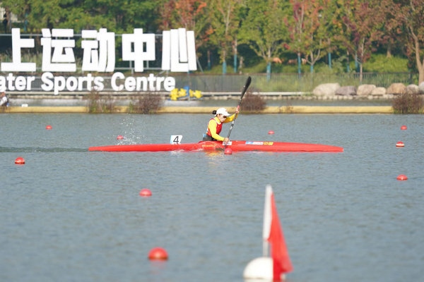 10月23日，杭州第4屆亞殘運會皮劃艇女子KL1級比賽，中國隊選手謝毛三在比賽中。人民網(wǎng)記者 李乃妍攝