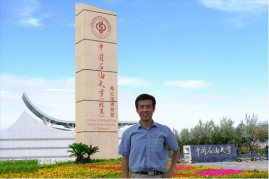 北京交通大學(xué)“銀齡教師”黃曉鳴。校方供圖