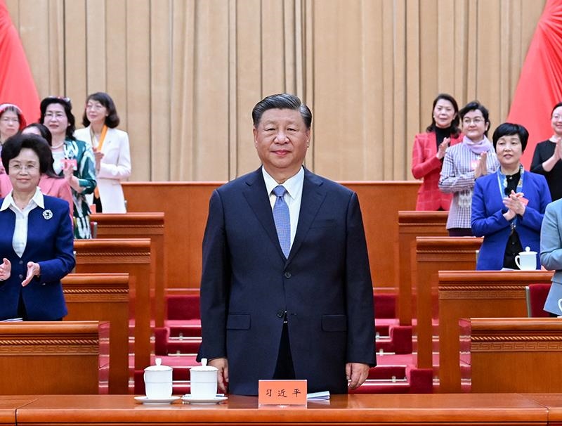 △2023年10月23日，中國(guó)婦女第十三次全國(guó)代表大會(huì)在北京人民大會(huì)堂開(kāi)幕。這是習(xí)近平總書(shū)記在主席臺(tái)向與會(huì)代表致意。