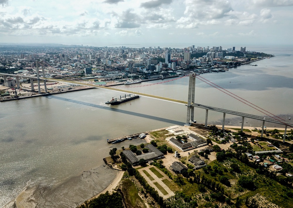 這是2019年4月8日在莫桑比克首都馬普托拍攝的馬普托大橋（無人機照片）。新華社記者 張宇 攝
