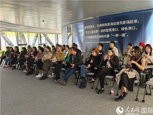 外媒記者探訪天津港北疆港區(qū)C段智能化集裝箱碼頭。人民網(wǎng)記者 符園園攝