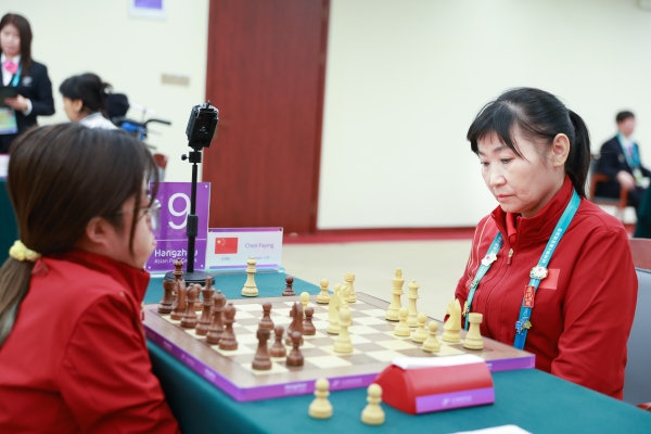 10月24日，杭州第4屆亞殘運(yùn)會(huì)國(guó)際象棋常規(guī)賽女子個(gè)人賽PI級(jí)第四輪舉行。圖為中國(guó)隊(duì)選手陳發(fā)英（右）、中國(guó)隊(duì)選手張?bào)愕言诒荣愔?。圖片來(lái)源：杭州亞殘組委