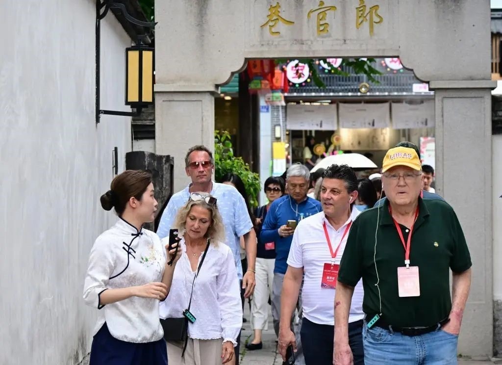 △2023年6月27日，“鼓嶺之友”部分成員和中美各界人士在福建福州南后街三坊七巷參觀訪問。