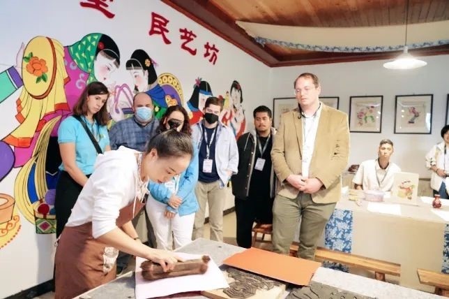 △美國席勒協(xié)會青年代表團在四川感受中國傳統(tǒng)文化。