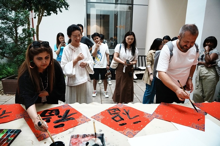 首屆國際傳播“絲路獎(jiǎng)”獲獎(jiǎng)代表等在廣州市荔灣區(qū)永慶坊參加文化交流活動(dòng)。楊爍壁、王燕攝影報(bào)道