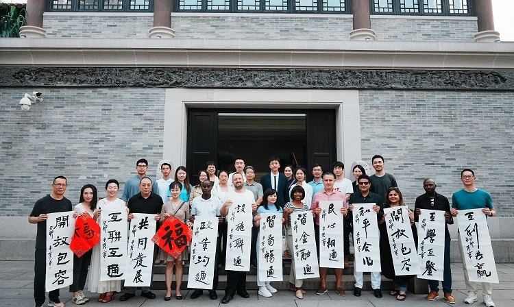 首屆國際傳播“絲路獎(jiǎng)”獲獎(jiǎng)代表等在廣州市荔灣區(qū)永慶坊參加文化交流活動(dòng)。楊爍壁、王燕攝影報(bào)道