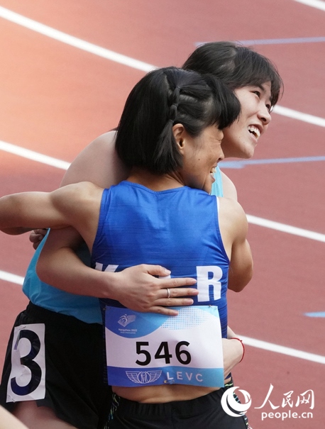 10月23日，杭州亞殘運(yùn)會(huì)田徑女子200米T36級(jí)比賽結(jié)束后，中國(guó)體育代表團(tuán)選手史逸婷(后)與韓國(guó)選手全珉彩相擁慶祝。人民網(wǎng)記者 胡雪蓉?cái)z