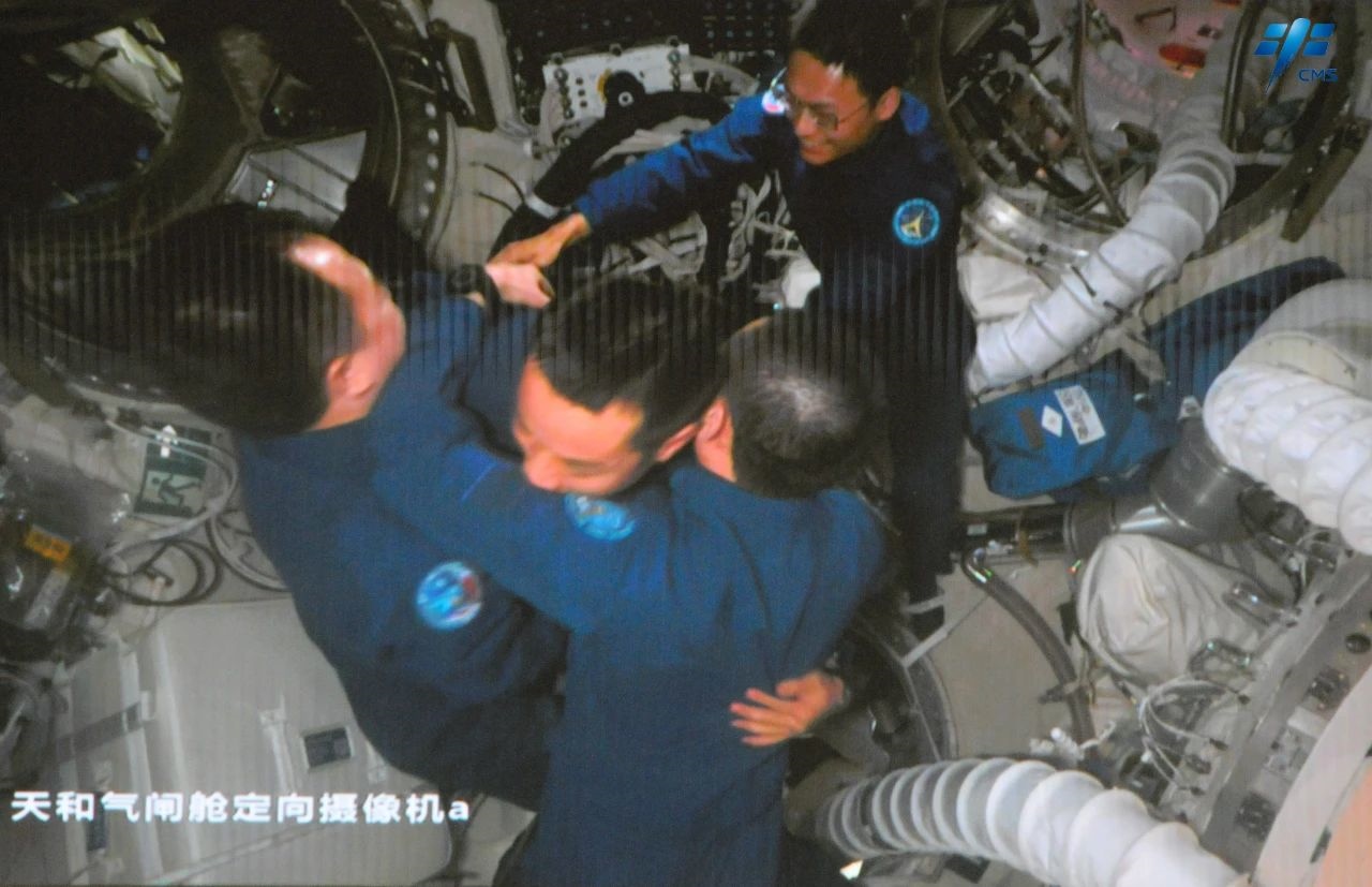 神舟十七號(hào)航天員乘組順利進(jìn)入空間站。中國(guó)載人航天工程辦公室供圖