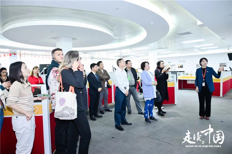 媒體記者參觀天津航空運營控制中心。主辦方供圖。