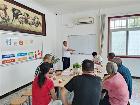 泉塘村17組議事會(huì)正在討論土地整理事項(xiàng)。湖南省司法廳供圖