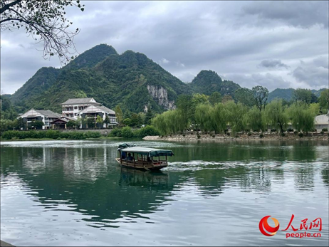 秋日的邊城鎮(zhèn)，青山滴翠、碧水含情。人民網(wǎng) 周靜圓攝