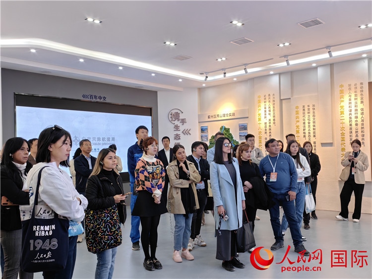 媒體記者探訪(fǎng)薊州礦山生態(tài)修復(fù)項(xiàng)目。人民網(wǎng)記者 符園園攝